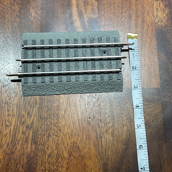 Lionel 6-12024 O Gauge FasTrack 5 Inch 1/2 Straight Track Sections (28) VG - Picture 3 of 4